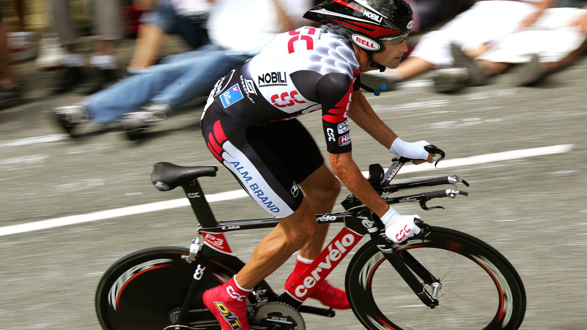 《英雄联盟》赛事对城市经济的影响:电竞旅游与文化输出,英雄联盟对电竞的发展史